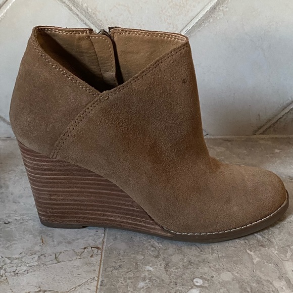 Lucky Brand Women’s Wedge Suede Ankle Booties - Picture 4 of 5